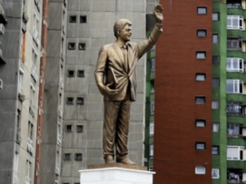 Kosov Bill Clintons statue